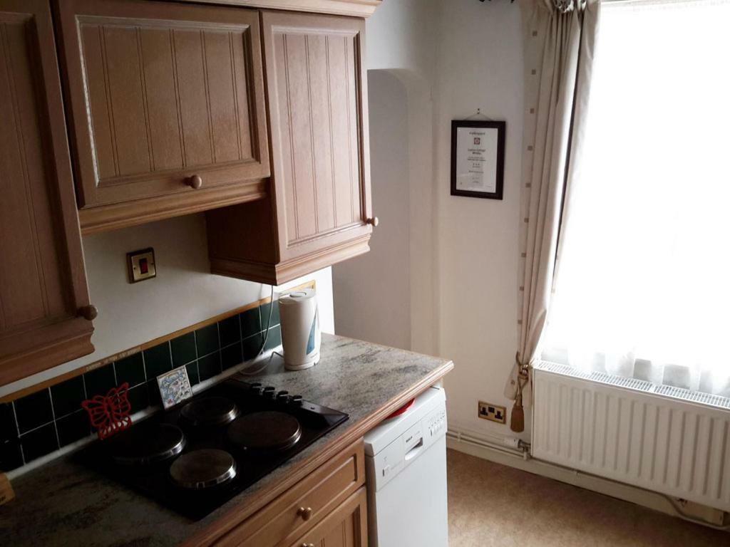 Lupine Cottage Уитби Екстериор снимка